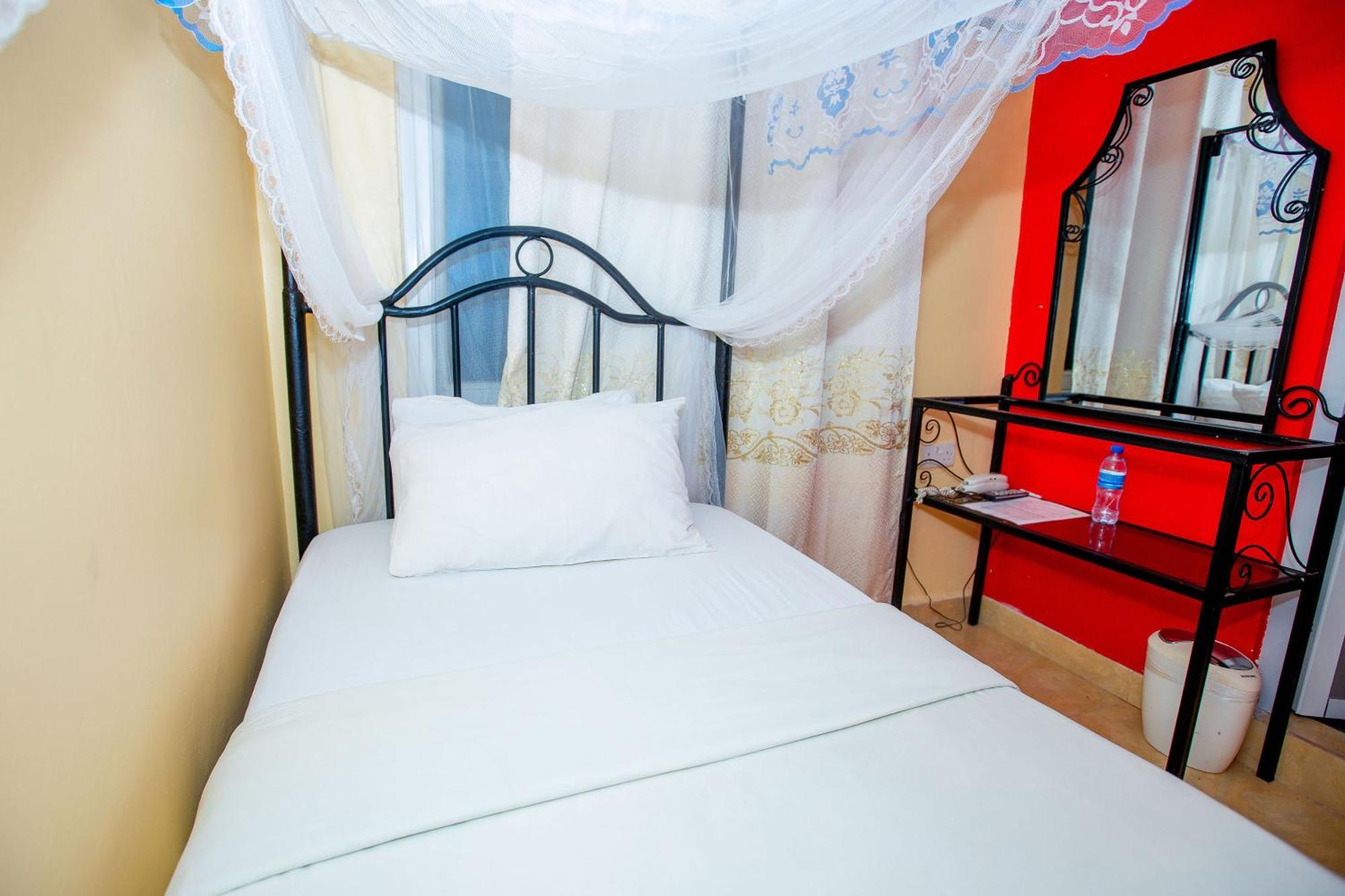 Kays Lodge Dar es Salaam Buitenkant foto