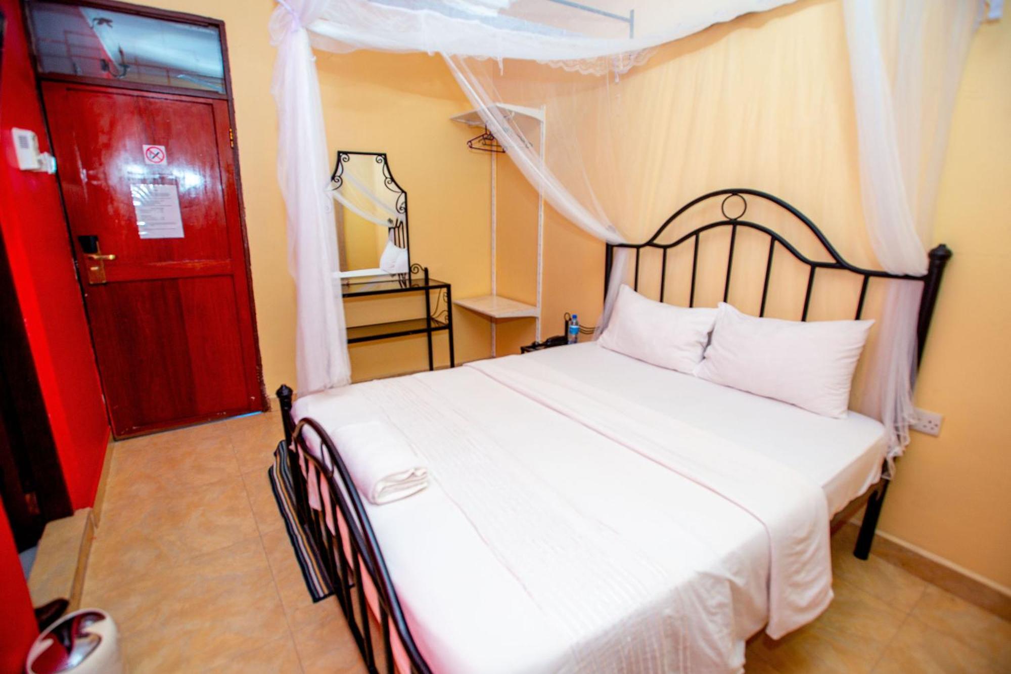 Kays Lodge Dar es Salaam Buitenkant foto